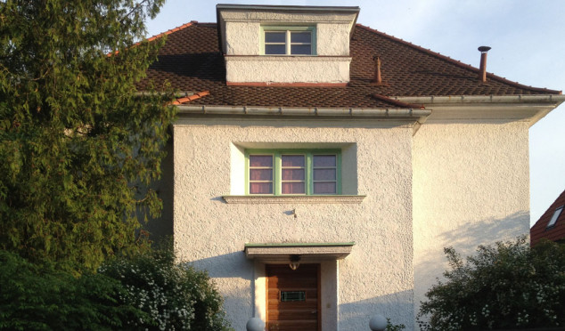 München-Pasing, Mangoldstraße, Haus der 30er Jahre mit gemauerter Schleppgaube
